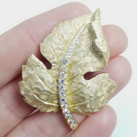 Vintage Gold Tone Leaf Brooch with Rhinestone Stem, Retro Sparkle, Estate - Picture 1 of 7